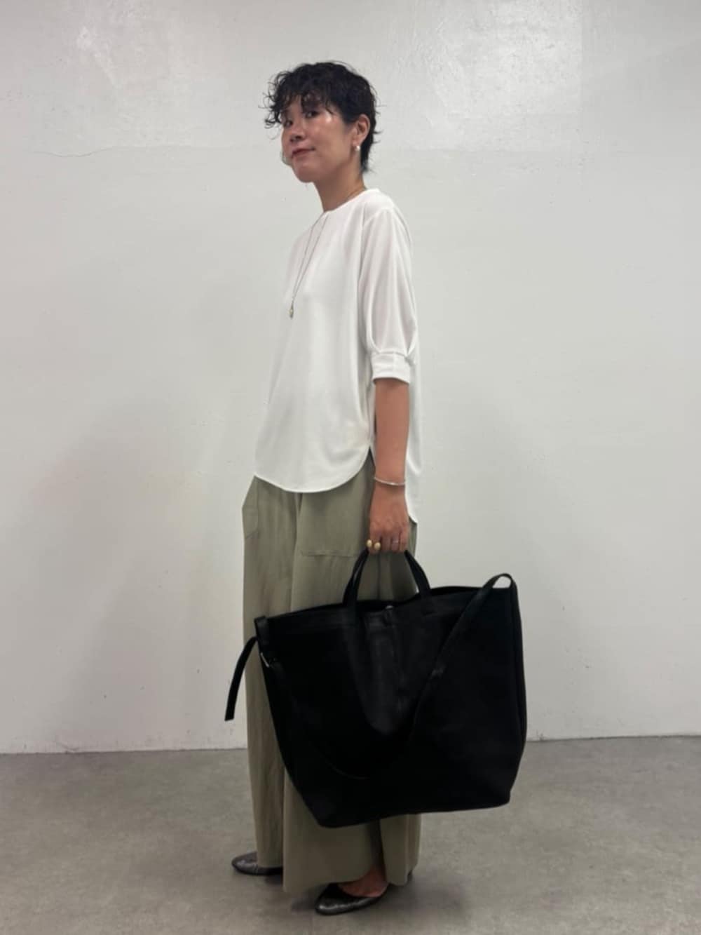 グリーン系のその他パンツ、ホワイト系のTシャツ/カットソーを着用したレディースの夏コーディネートの4枚目の写真
