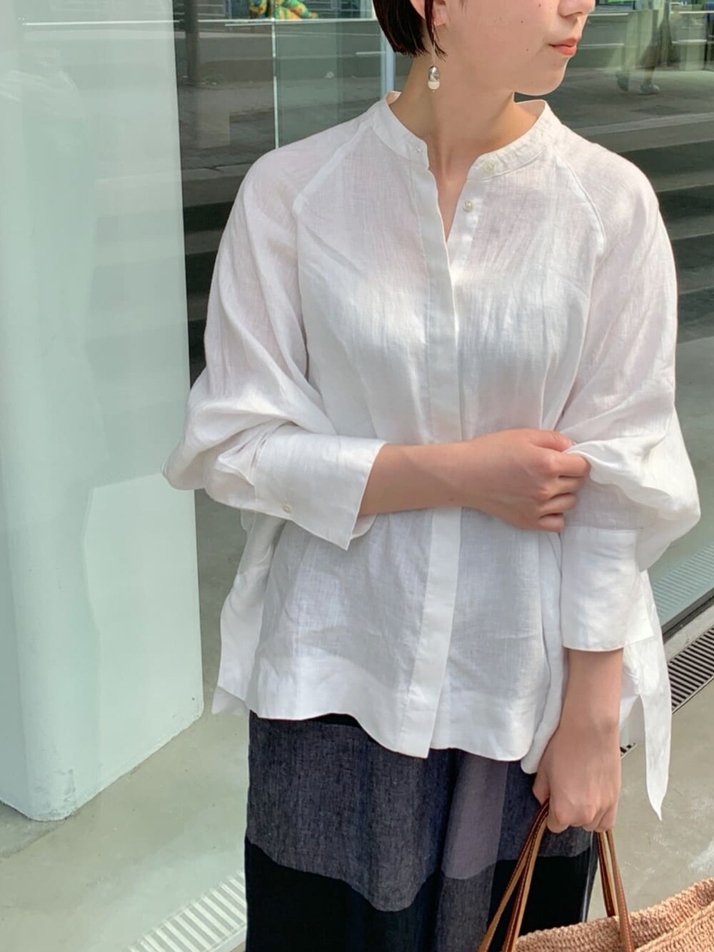 ブルー系のその他パンツ、ホワイト系のシャツ/ブラウスを着用したレディースの夏コーディネートの3枚目の写真