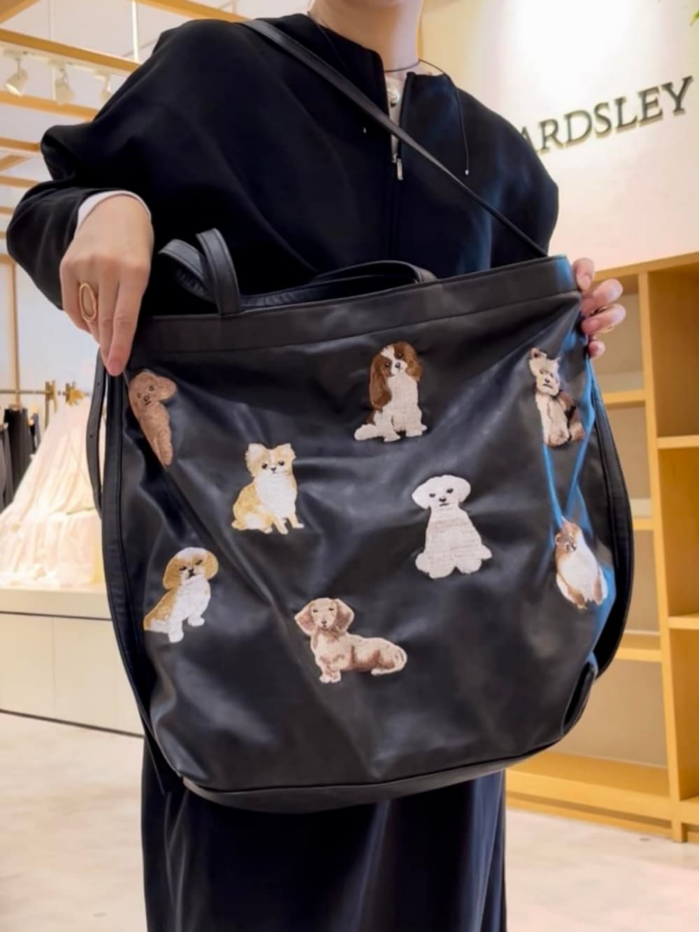 ブラック系のカーディガン/ボレロ、ブラック系のスカート、ブラック系のトートバッグを着用したレディースの秋コーディネートの10枚目の写真
