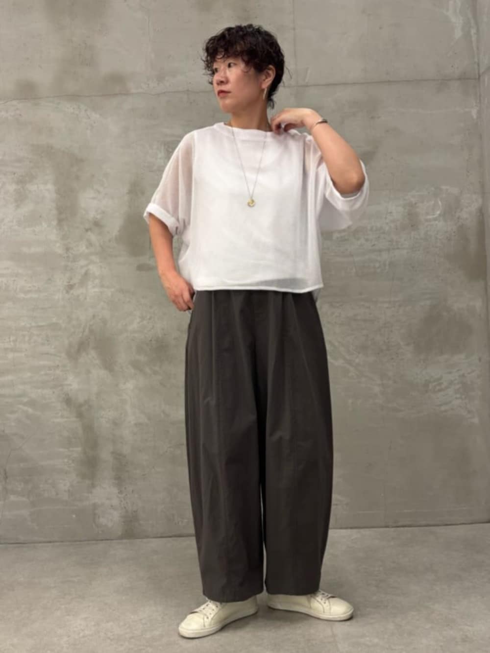 グレー系のその他パンツ、ホワイト系のTシャツ/カットソーを着用したレディースの春コーディネートの2枚目の写真