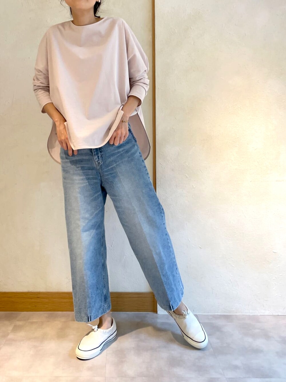 ピンク系のTシャツ/カットソー、ホワイト系のトートバッグ、ホワイト系のスニーカーを着用したレディースの春コーディネートの2枚目の写真