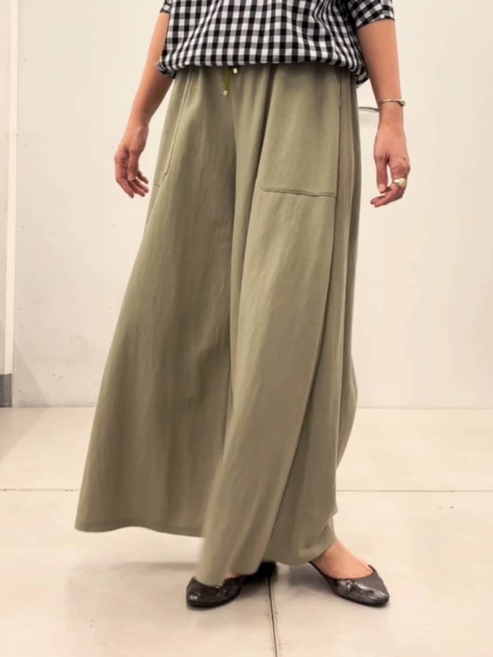 ブラック系のシャツ/ブラウス、グリーン系のその他パンツを着用したレディースの春コーディネートの6枚目の写真