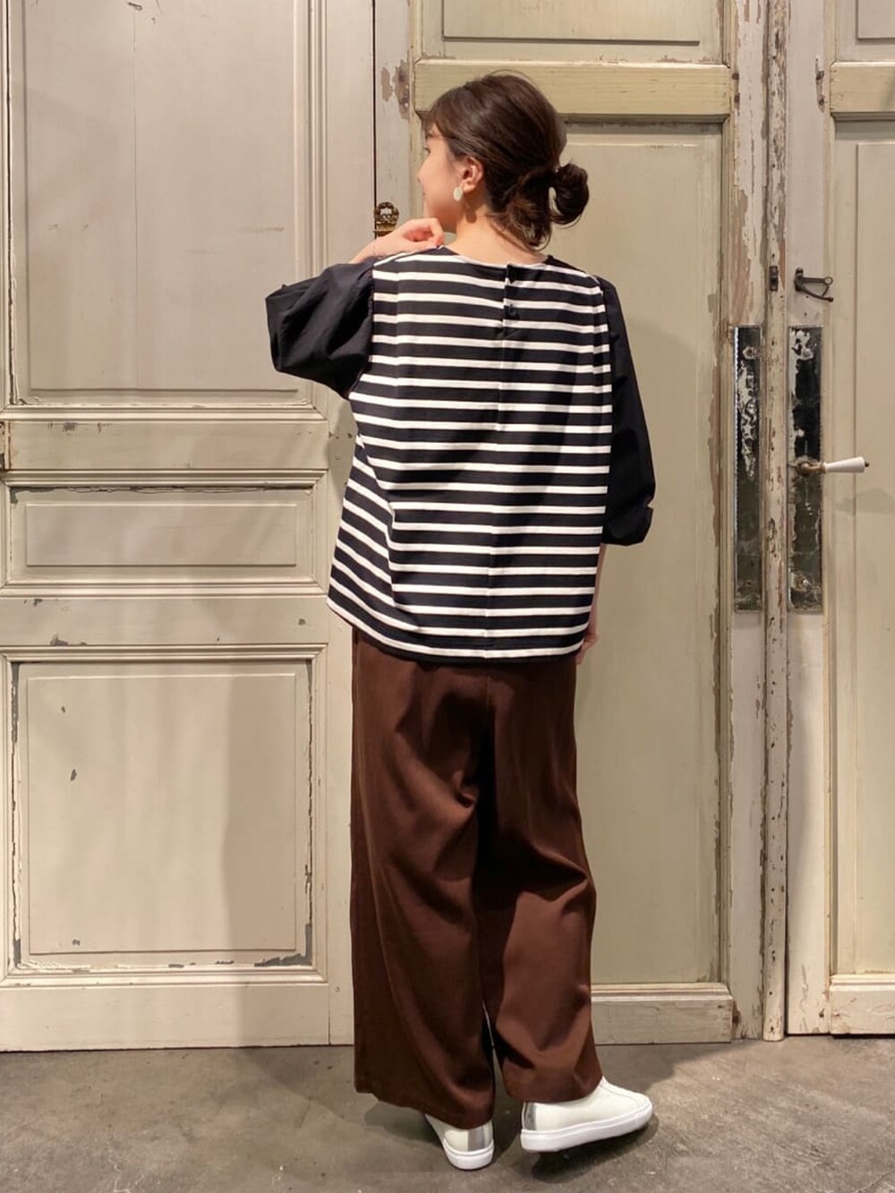 ブラック系のTシャツ/カットソー、ブラウン系のその他パンツを着用したレディースの夏コーディネートの3枚目の写真