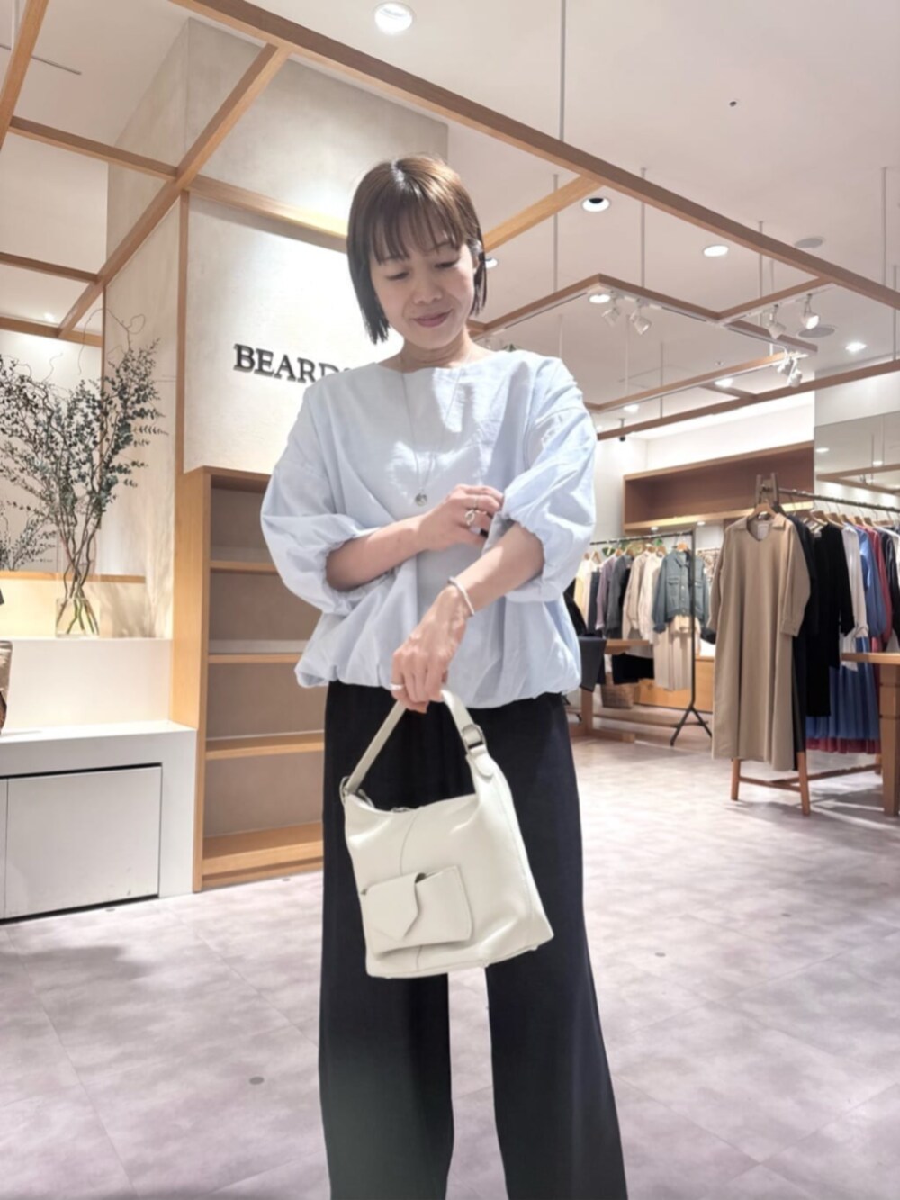ブルー系のその他パンツ、ホワイト系のトートバッグ、ブルー系のシャツ/ブラウスを着用したレディースの春コーディネートの7枚目の写真