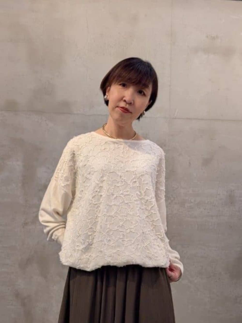 グリーン系のその他パンツ、ホワイト系のニット/セーターを着用したレディースの秋コーディネートの5枚目の写真