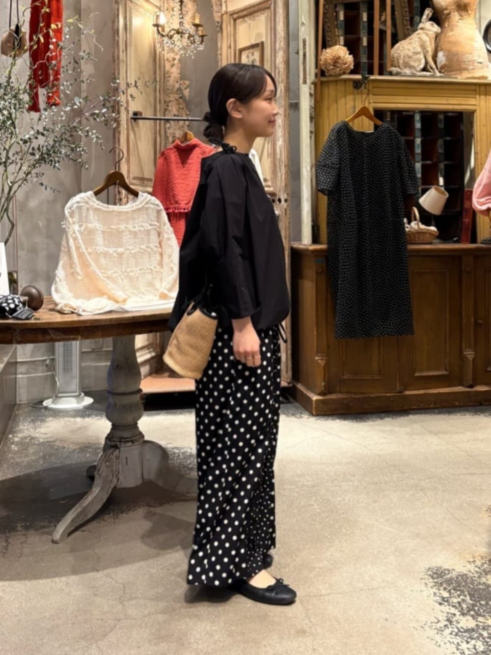 ブラック系のシャツ/ブラウス、ブラック系のその他パンツを着用したレディースの春コーディネートの7枚目の写真