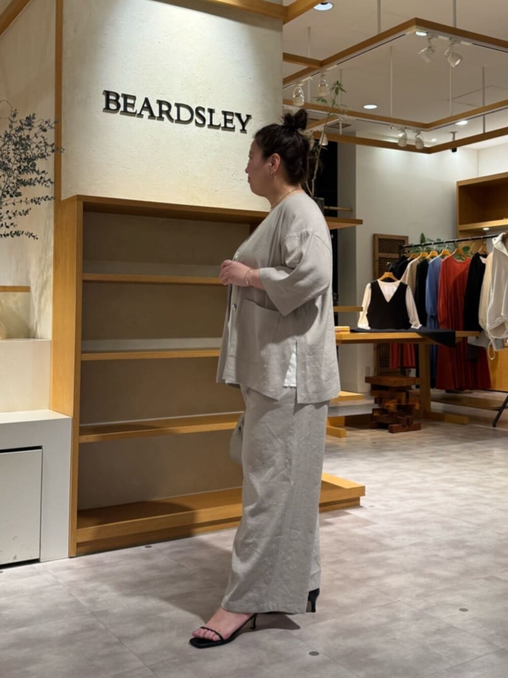 グレー系のボストンバッグ、ホワイト系のシャツ/ブラウス、グレー系のその他パンツを着用したレディースの春コーディネートの4枚目の写真