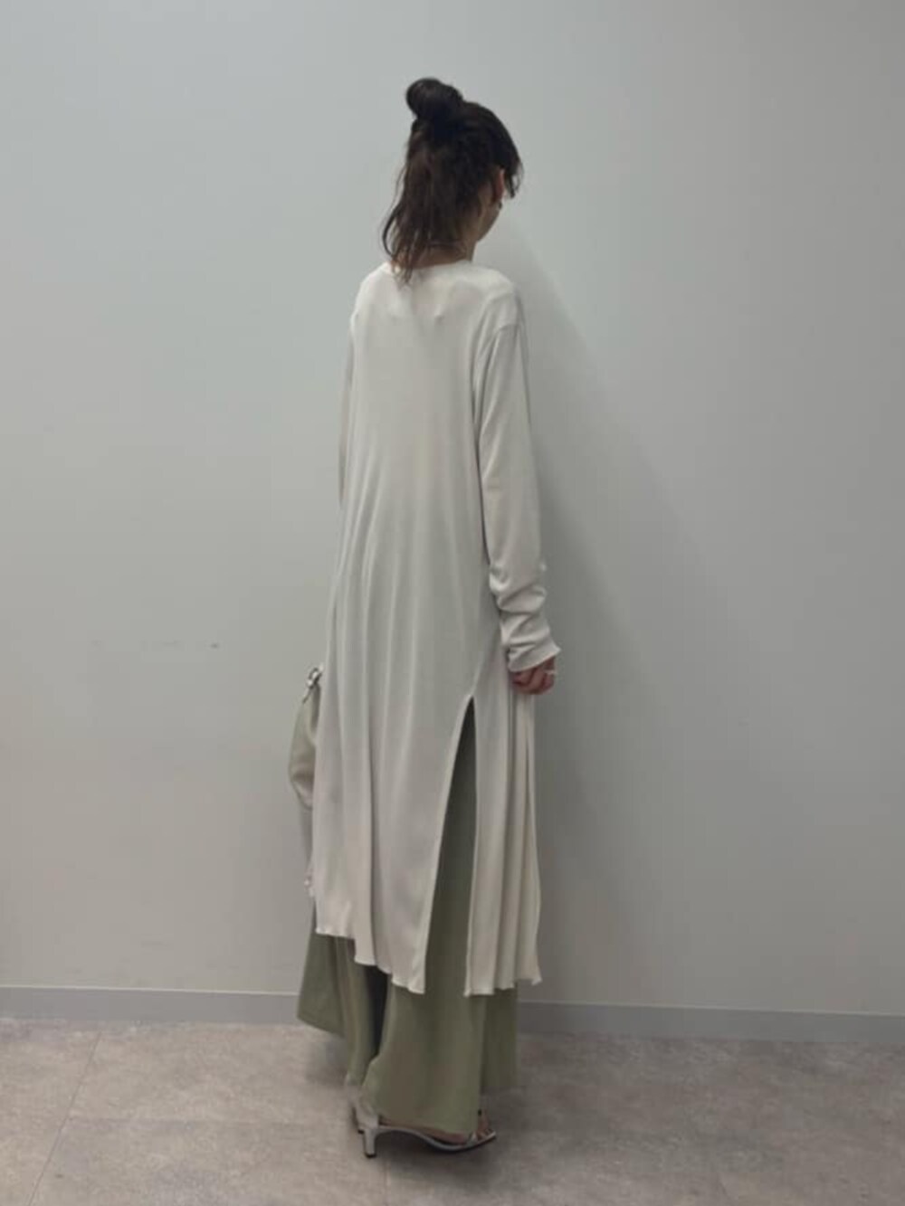 グリーン系のその他パンツ、ホワイト系のTシャツ/カットソー、ホワイト系のTシャツ/カットソーを着用したレディースの春コーディネートの7枚目の写真