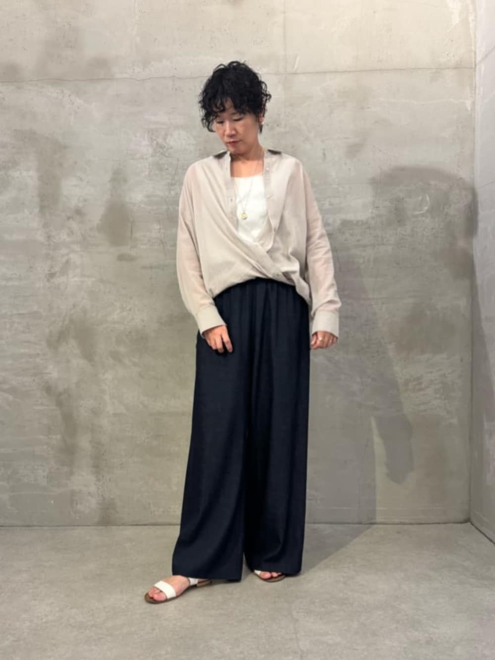 ブルー系のその他パンツ、グレー系のシャツ/ブラウスを着用したレディースの春コーディネートの7枚目の写真