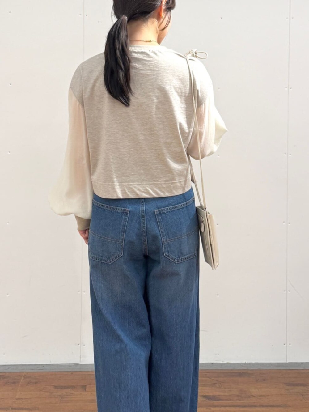 ブルー系のその他パンツ、ベージュ系のTシャツ/カットソーを着用したレディースの夏コーディネートの7枚目の写真