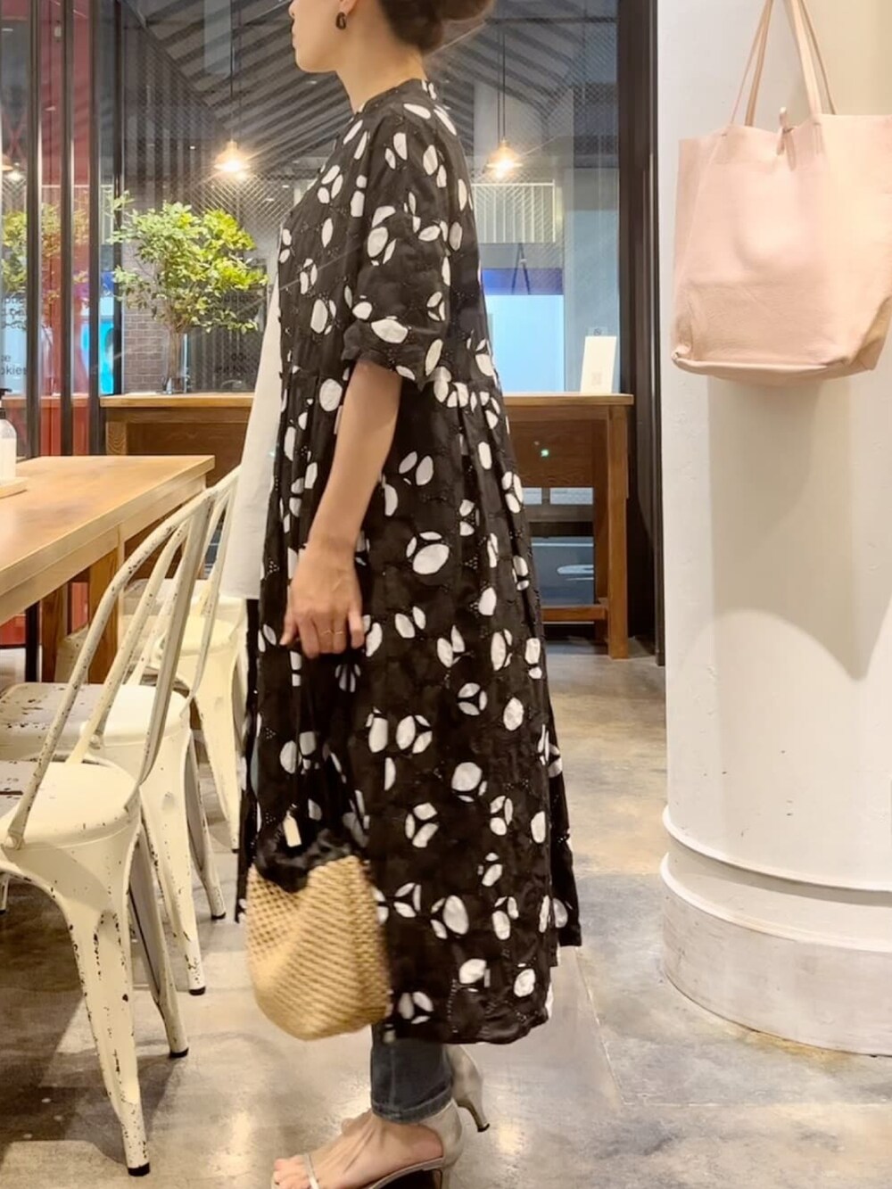 ブラック系のシャツワンピース、ホワイト系のシャツ/ブラウス、ブラック系のピアス(両耳用)を着用したレディースの夏コーディネートの2枚目の写真