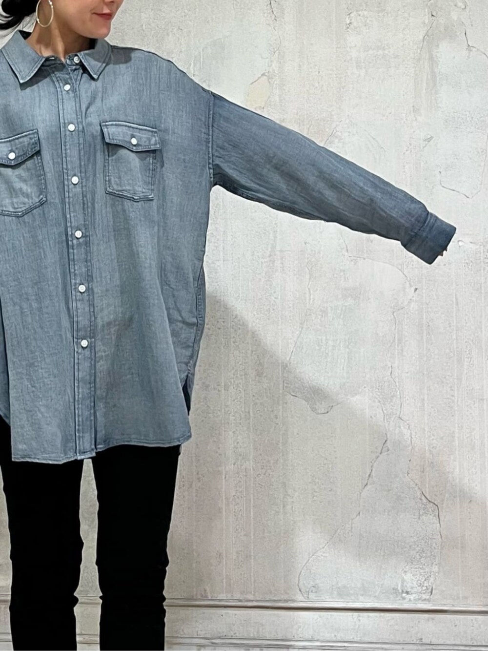 ブルー系のシャツ/ブラウス、ホワイト系のスニーカー、ホワイト系のTシャツ/カットソーを着用したレディースの冬コーディネートの10枚目の写真