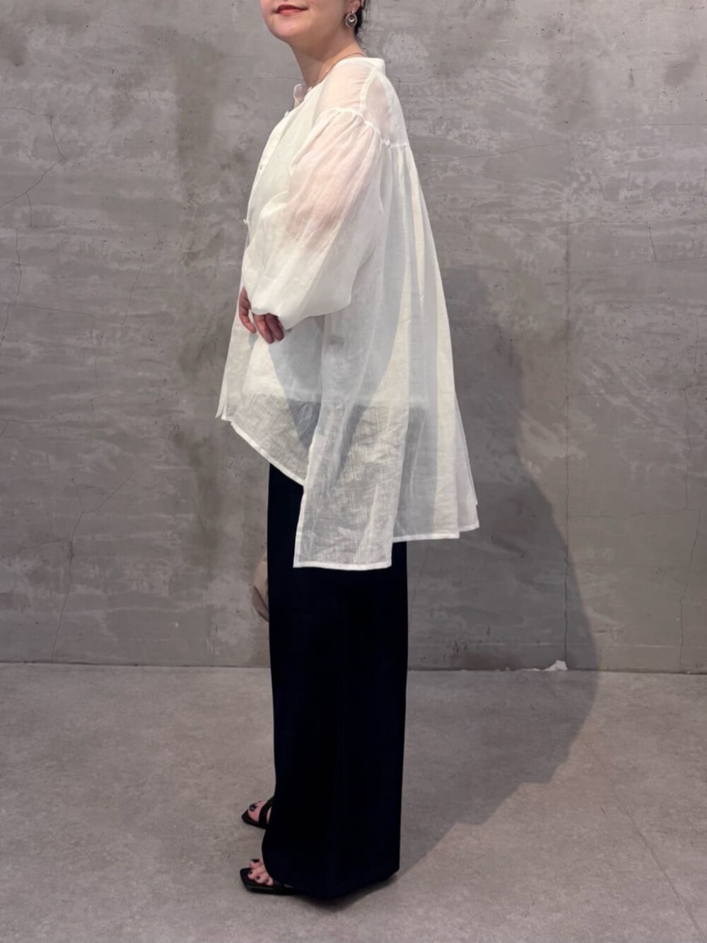 ブルー系のその他パンツ、ホワイト系のシャツ/ブラウスを着用したレディースの春コーディネートの4枚目の写真