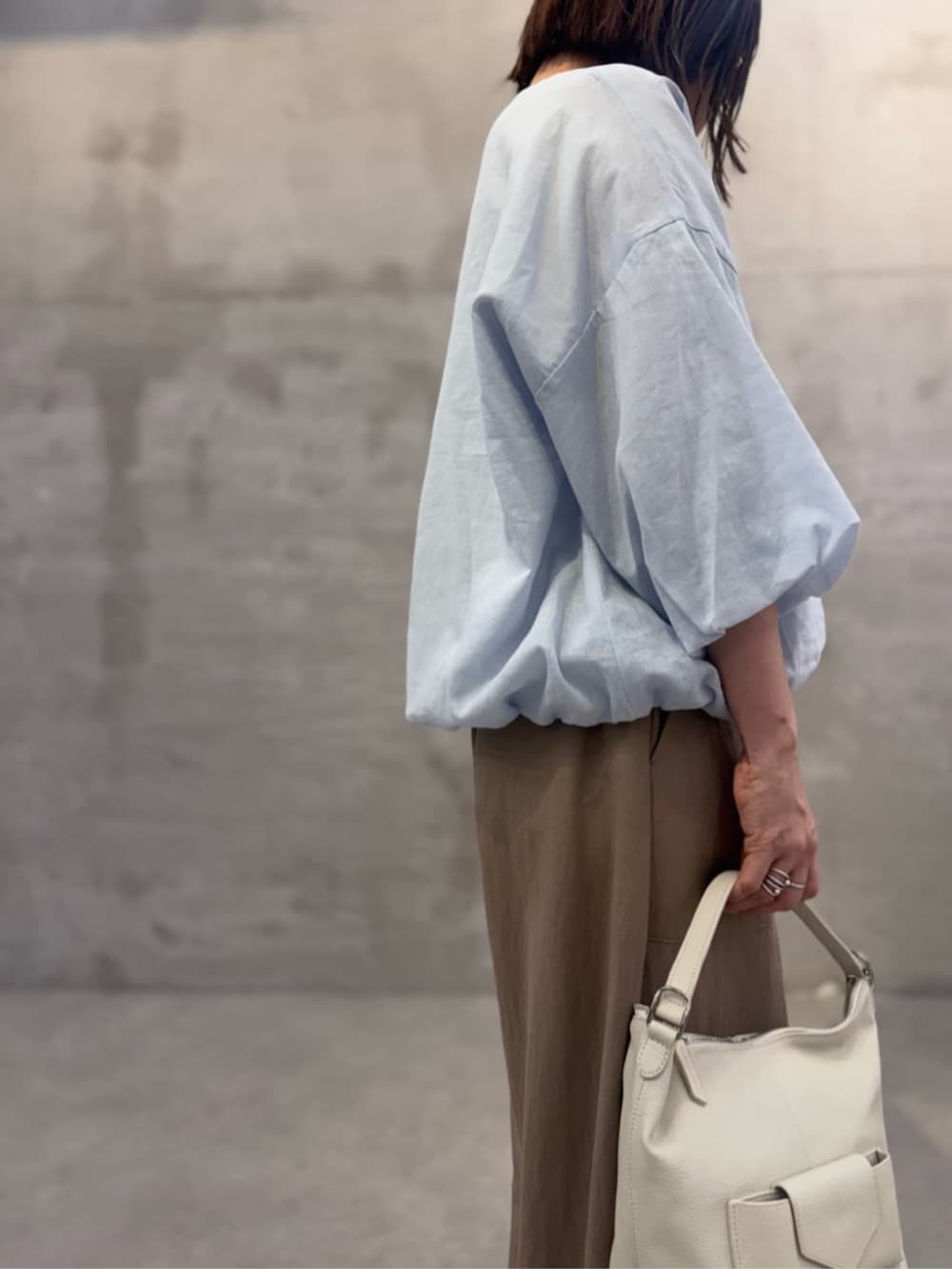 ベージュ系のその他パンツ、ホワイト系のトートバッグ、ブルー系のシャツ/ブラウスを着用したレディースの冬コーディネートの8枚目の写真