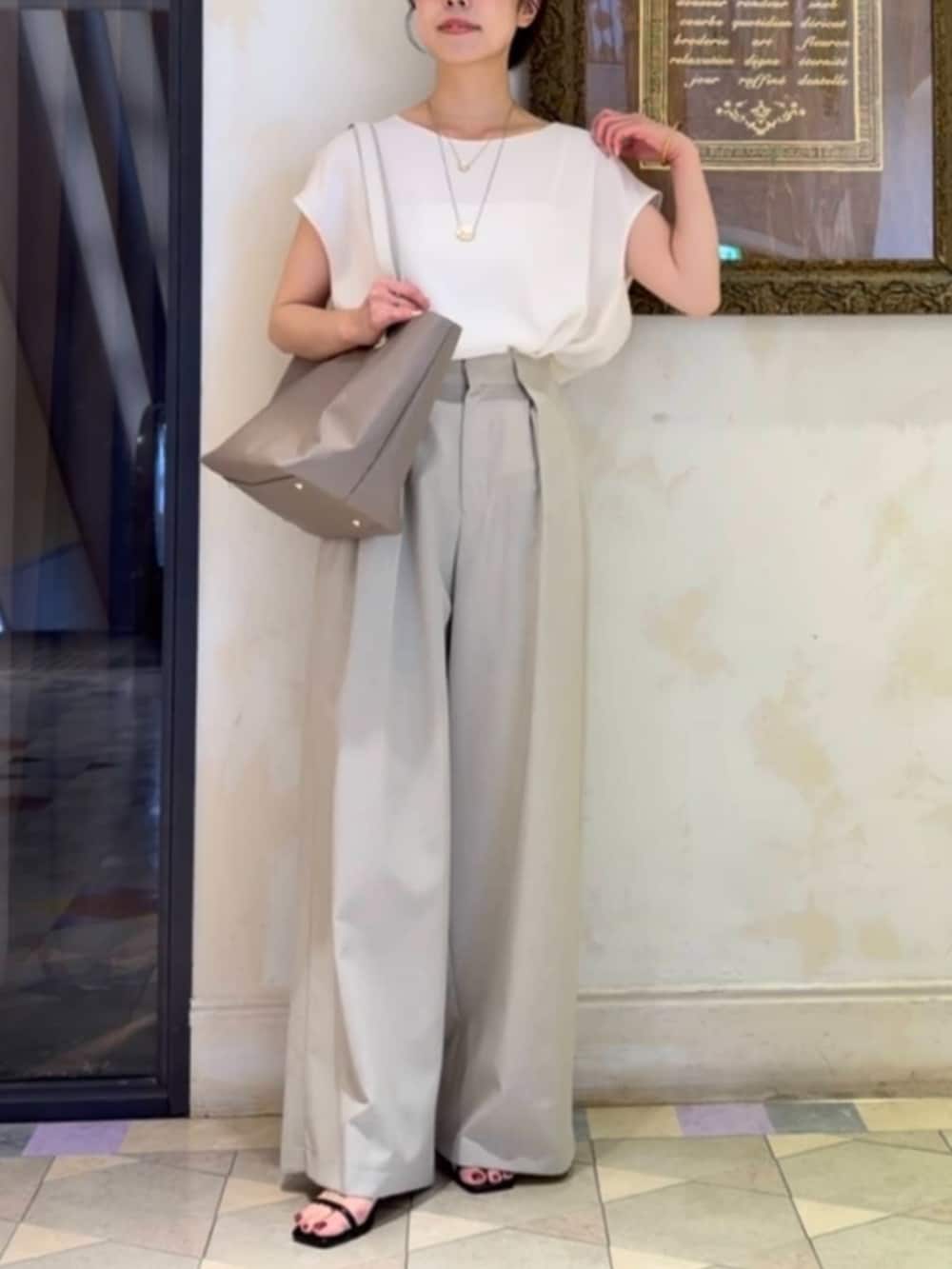 ベージュ系のその他パンツ、ホワイト系のシャツ/ブラウス、グレー系のトートバッグを着用したレディースの春コーディネートの4枚目の写真