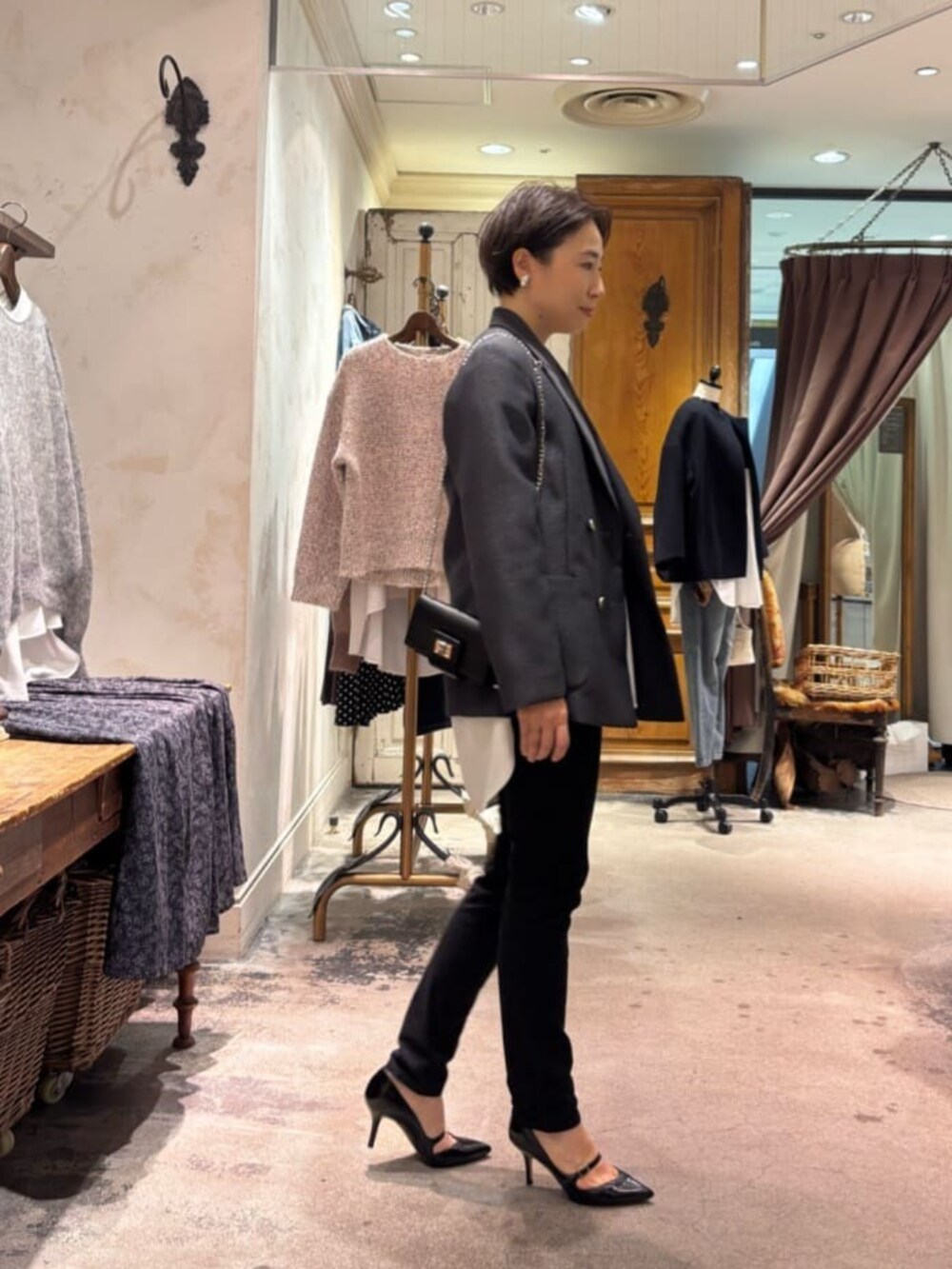 ブラック系のその他パンツ、ホワイト系のシャツ/ブラウス、グレー系のテーラードジャケットを着用したレディースの冬コーディネートの3枚目の写真