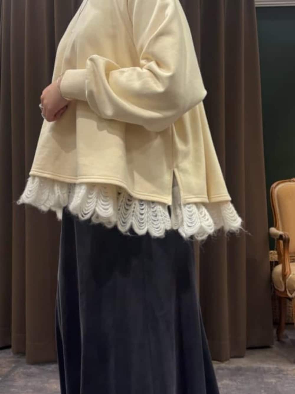 ブラック系のスカート、グレー系のハンドバッグ、ホワイト系のTシャツ/カットソーを着用したレディースの冬コーディネートの5枚目の写真