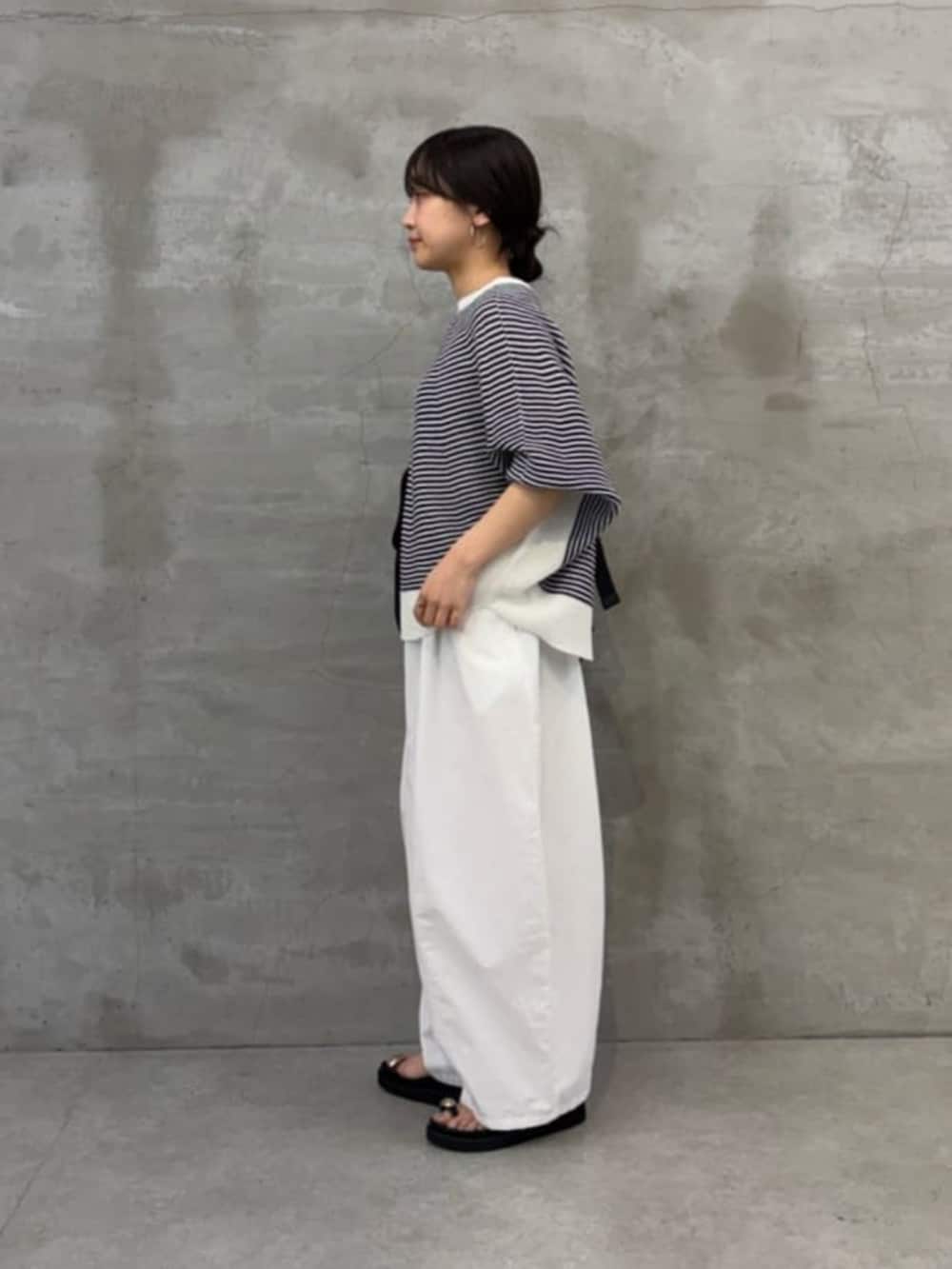 ブラック系のサンダル、ブラック系のショルダーバッグ、ホワイト系のその他パンツを着用したレディースの春コーディネートの4枚目の写真