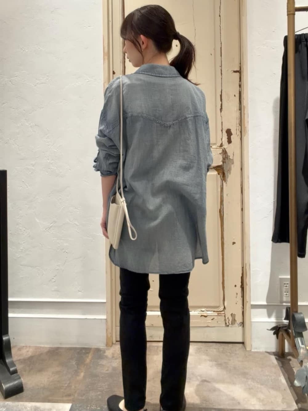 ブルー系のシャツ/ブラウス、ブラック系のその他パンツ、グレー系のキャミソールを着用したレディースの春コーディネートの4枚目の写真