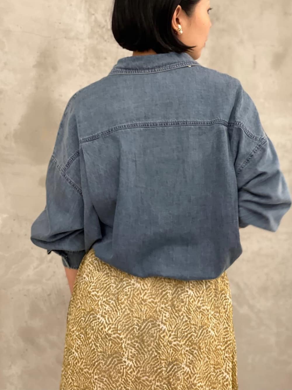 ブルー系のシャツ/ブラウス、ベージュ系のスカートを着用したレディースの秋コーディネートの5枚目の写真