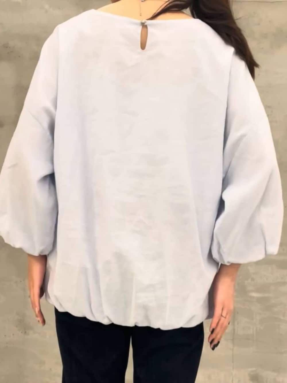 ブルー系のデニムパンツ、ブルー系のシャツ/ブラウス、シルバー系のリングを着用したレディースの冬コーディネートの6枚目の写真