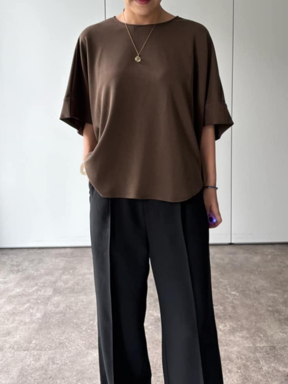 ブラウン系のTシャツ/カットソー、ブラック系のその他パンツを着用したレディースの夏コーディネートの5枚目の写真