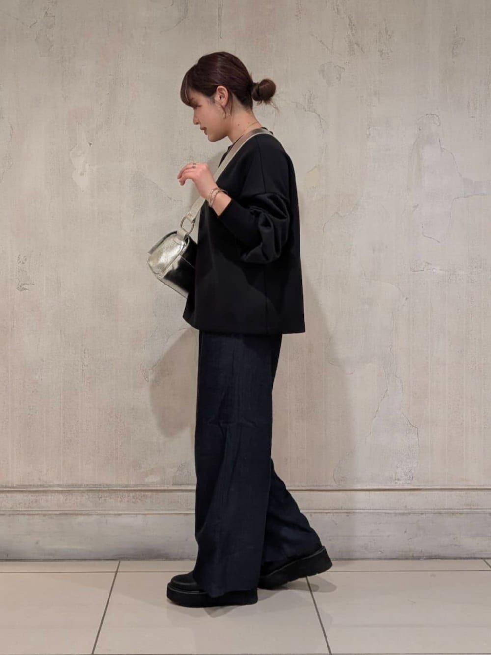 ブルー系のその他パンツ、ブラック系のブーツ、ブラック系のTシャツ/カットソーを着用したレディースの冬コーディネートの4枚目の写真