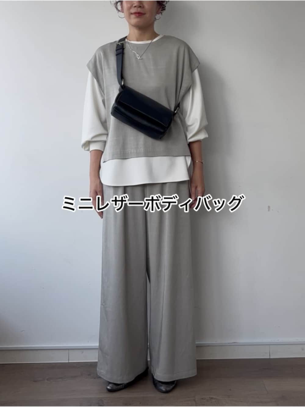 グレー系のシャツ/ブラウス、ブラック系のショルダーバッグ、ホワイト系のシャツ/ブラウスを着用したレディースの冬コーディネートの5枚目の写真