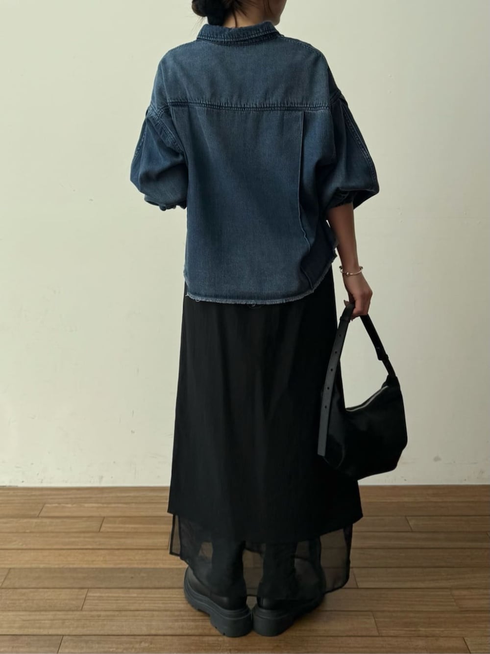 ブルー系のシャツ/ブラウス、ブラック系のスカートを着用したレディースの冬コーディネートの4枚目の写真