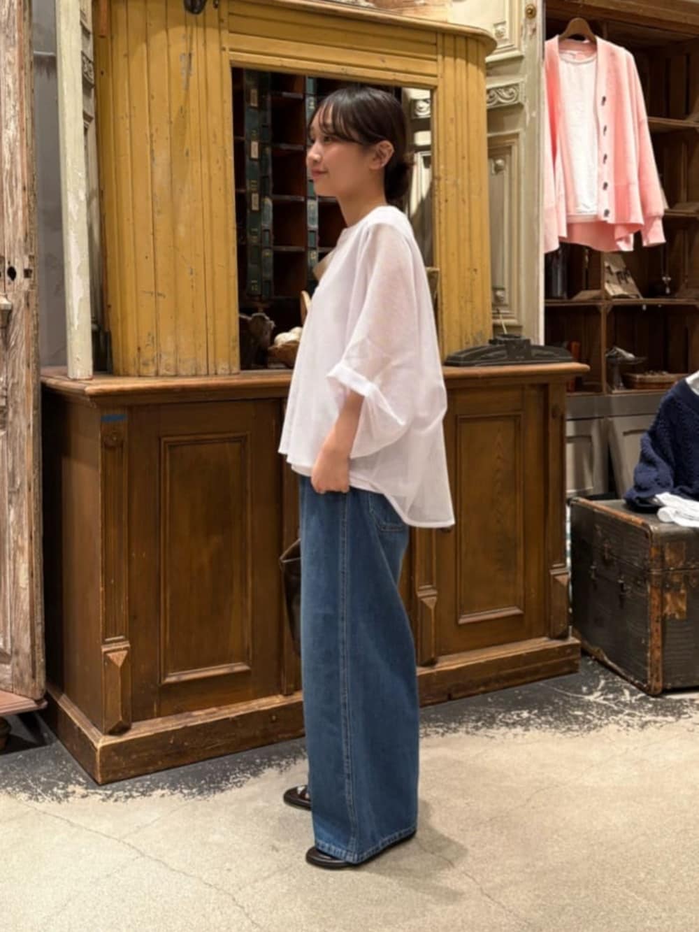 ブルー系のその他パンツ、ホワイト系のTシャツ/カットソーを着用したレディースの春コーディネートの4枚目の写真