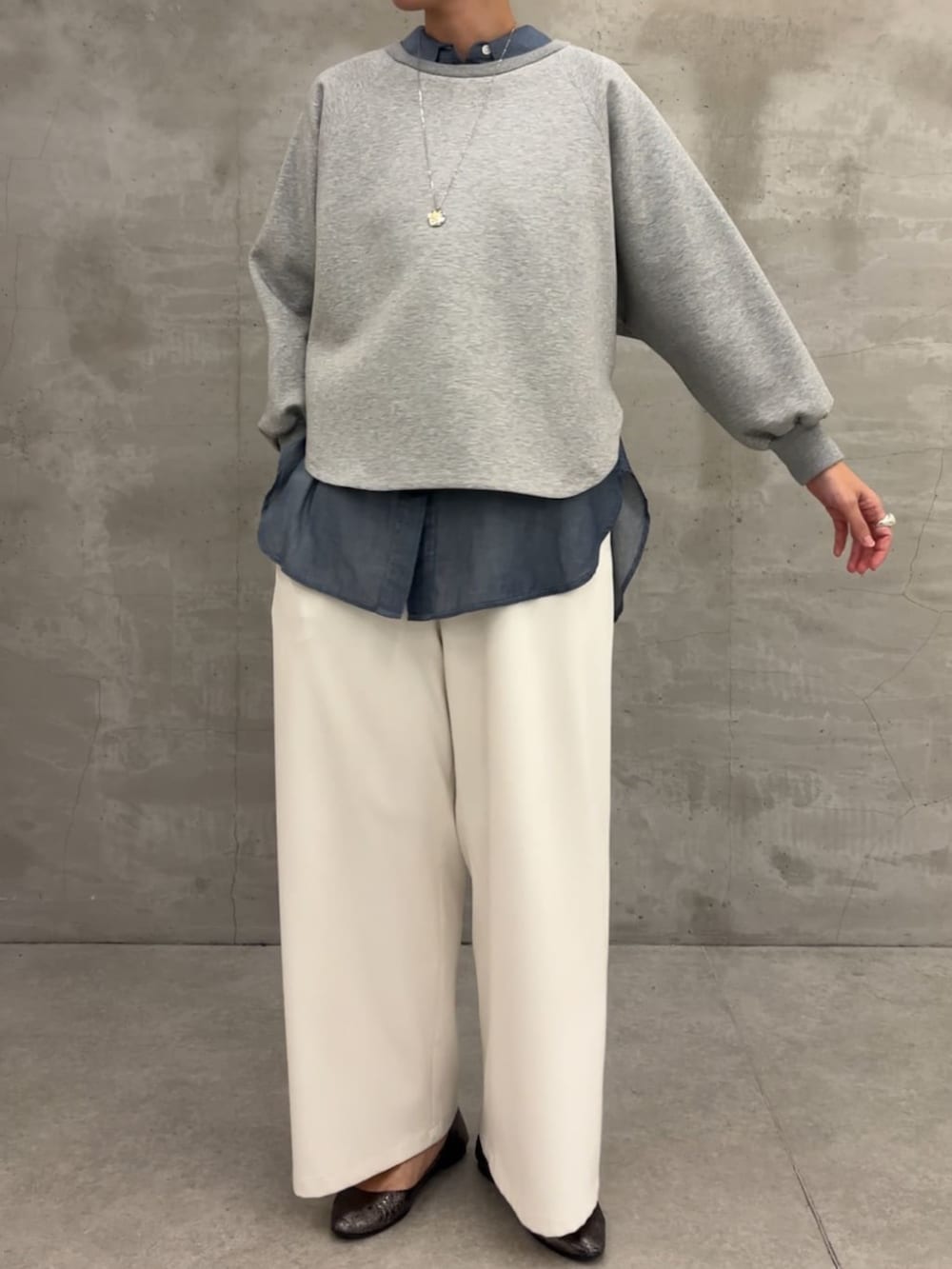 ブルー系のシャツ/ブラウス、ホワイト系のその他パンツ、グレー系のTシャツ/カットソーを着用したレディースの冬コーディネートの2枚目の写真