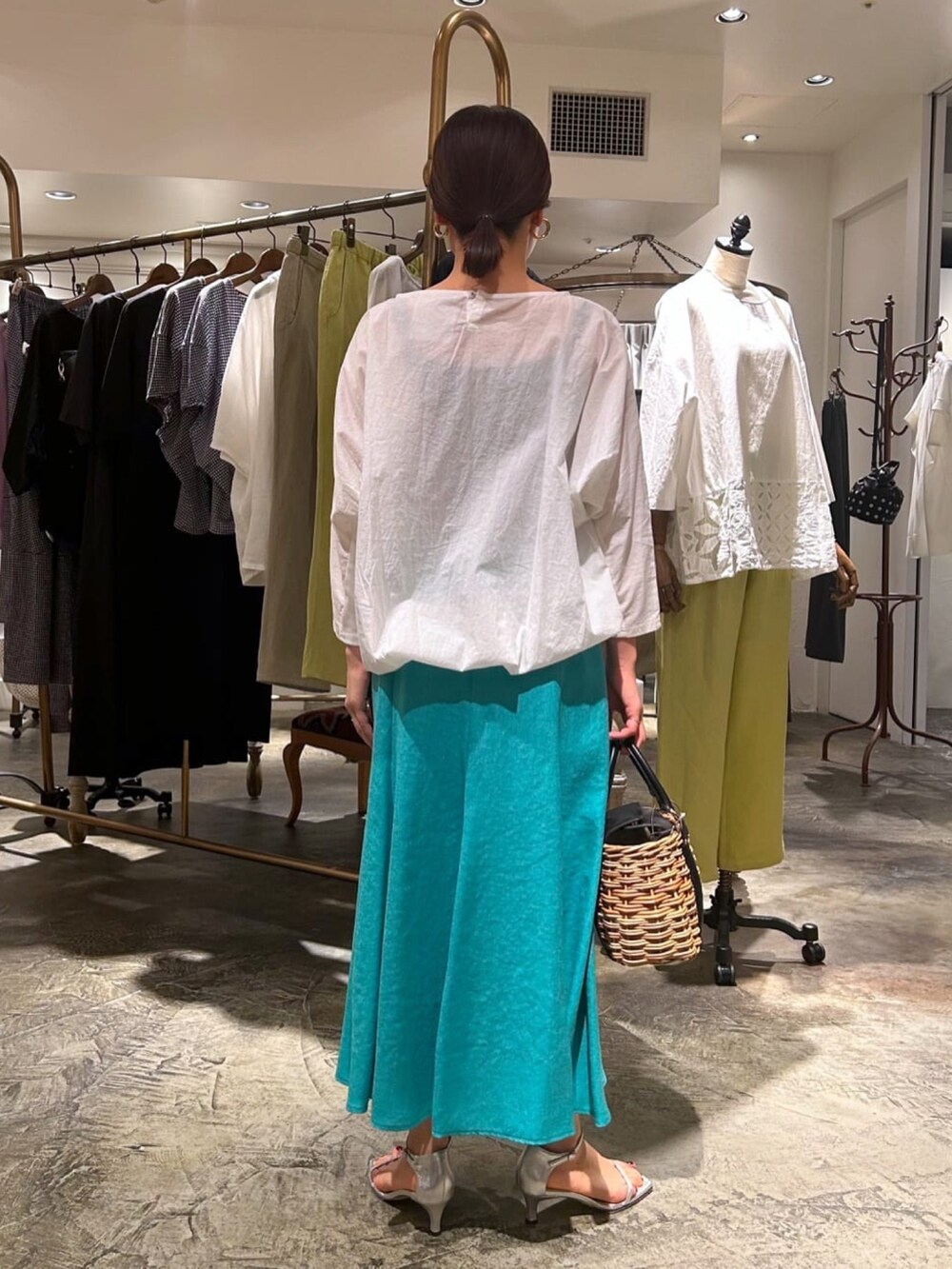 ホワイト系のシャツ/ブラウス、ブルー系のスカートを着用したレディースの夏コーディネートの3枚目の写真