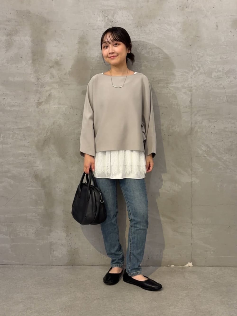 ブルー系のデニムパンツ、グレー系のニット/セーター、ホワイト系のタンクトップを着用したレディースの夏コーディネートの6枚目の写真