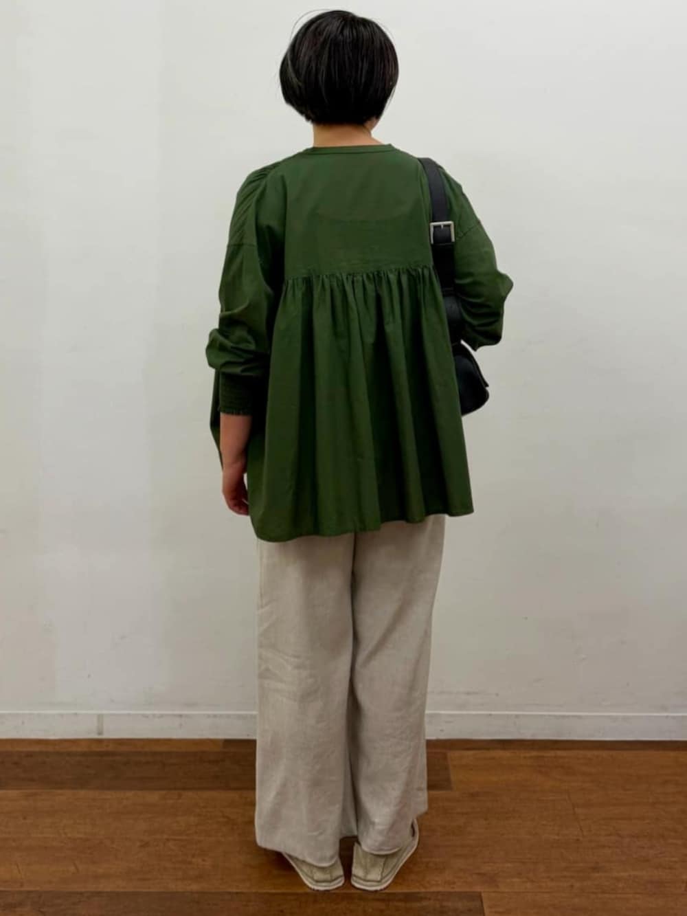 ベージュ系のその他パンツ、グリーン系のシャツ/ブラウスを着用したレディースの夏コーディネートの3枚目の写真