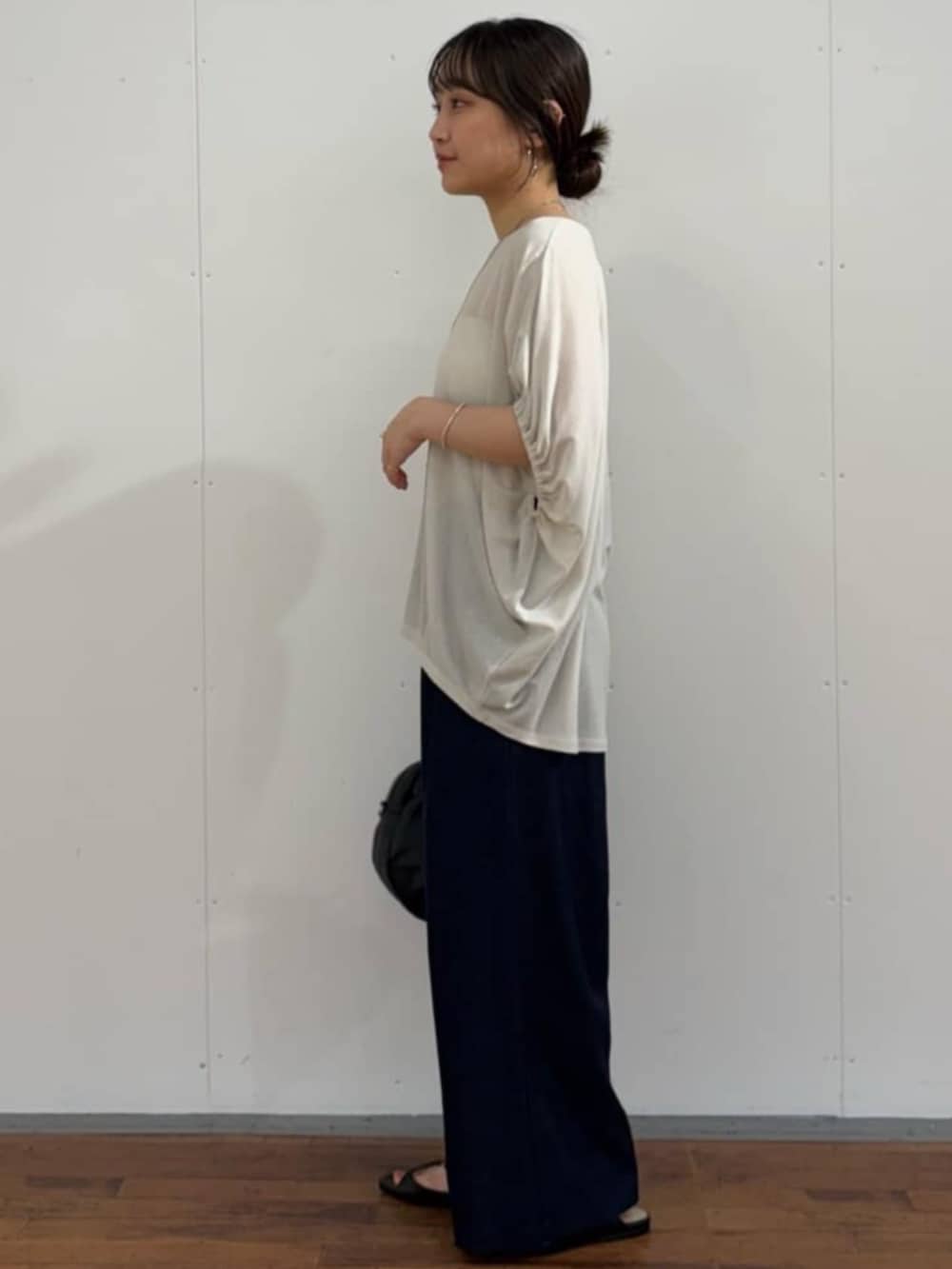 ブラック系のボストンバッグ、グレー系のシャツ/ブラウスを着用したレディースの春コーディネートの5枚目の写真