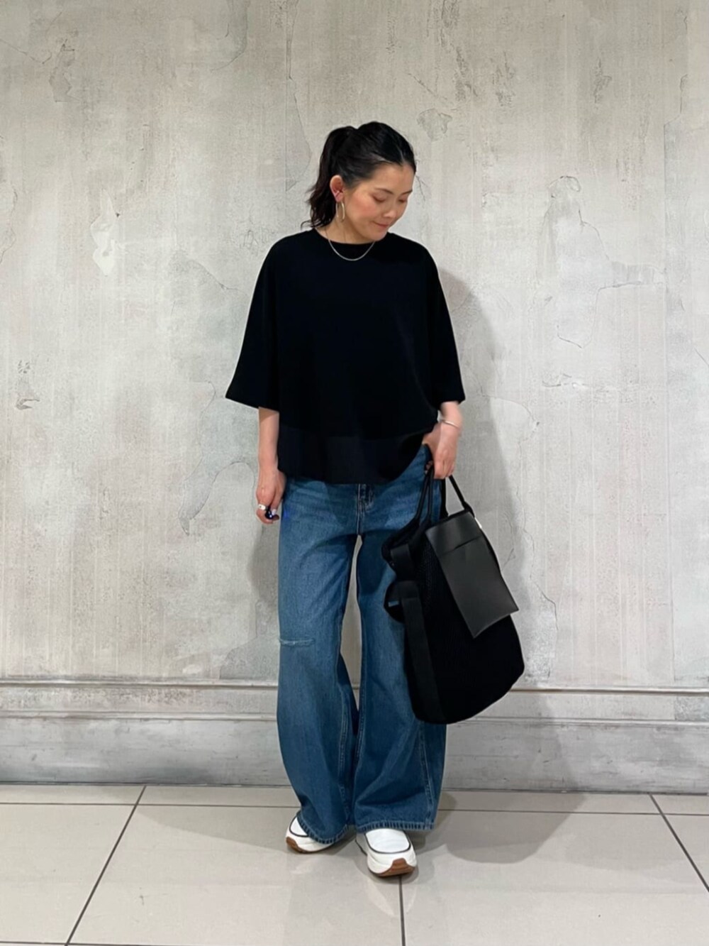 ブルー系のその他パンツ、ブラック系のTシャツ/カットソー、ホワイト系のスニーカーを着用したレディースの春コーディネートの10枚目の写真