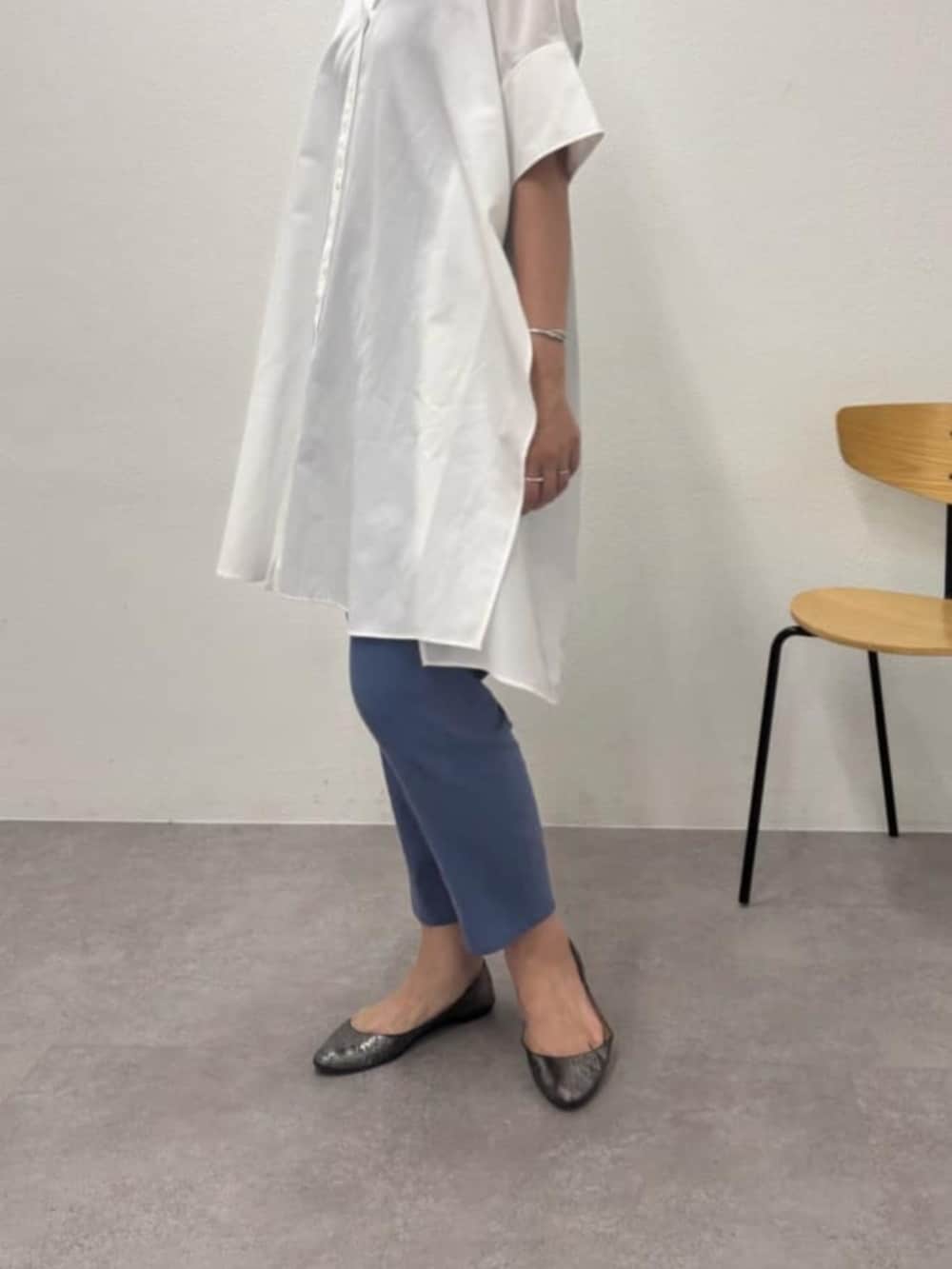 ブルー系のその他パンツ、ホワイト系のワンピースを着用したレディースの春コーディネートの7枚目の写真