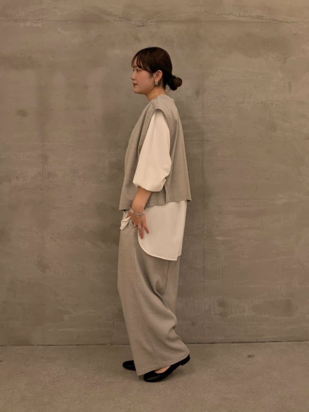 グレー系のシャツ/ブラウス、グレー系のその他パンツ、シルバー系のボストンバッグを着用したレディースの冬コーディネートの5枚目の写真