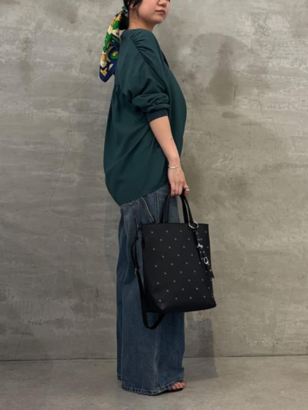 ブルー系のその他パンツ、グリーン系のシャツ/ブラウス、ブラック系のトートバッグを着用したレディースの夏コーディネートの3枚目の写真