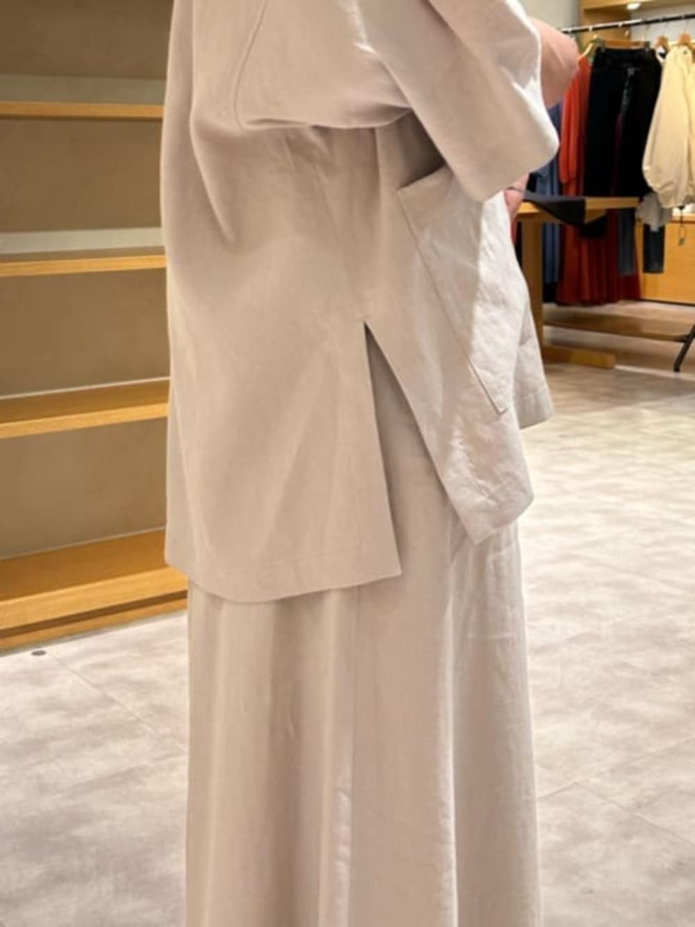 ブラック系のショルダーバッグ、ブラック系のサンダル、グレー系のその他パンツを着用したレディースの春コーディネートの9枚目の写真