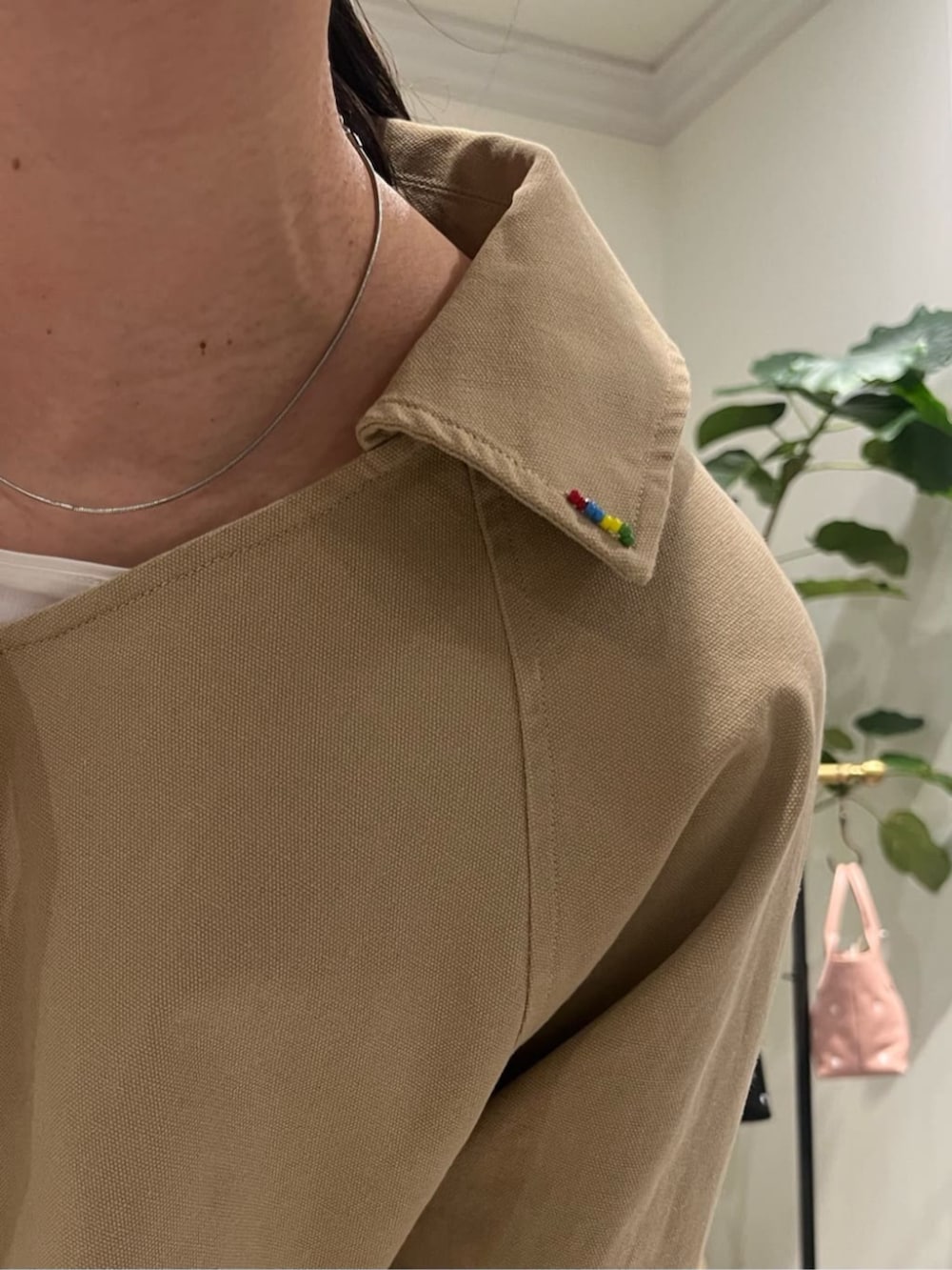 ブラック系のショルダーバッグ、ベージュ系のワンピースを着用したレディースの春コーディネートの8枚目の写真