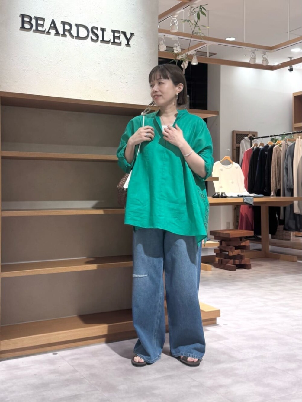 ブルー系のその他パンツ、グリーン系のシャツ/ブラウスを着用したレディースの春コーディネートの3枚目の写真
