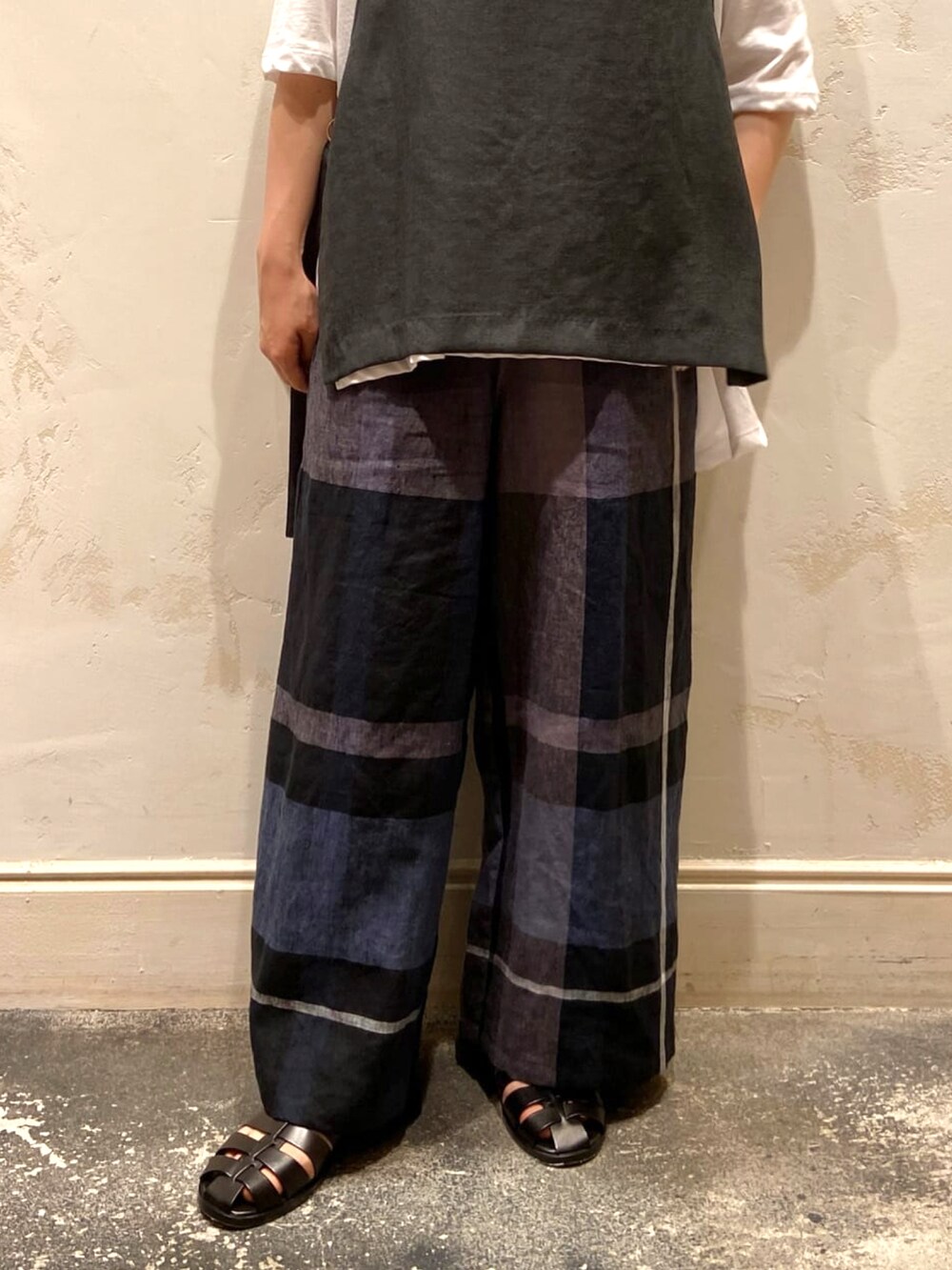 グレー系のシャツ/ブラウス、ホワイト系のTシャツ/カットソー、ブルー系のその他パンツを着用したレディースの春コーディネートの4枚目の写真