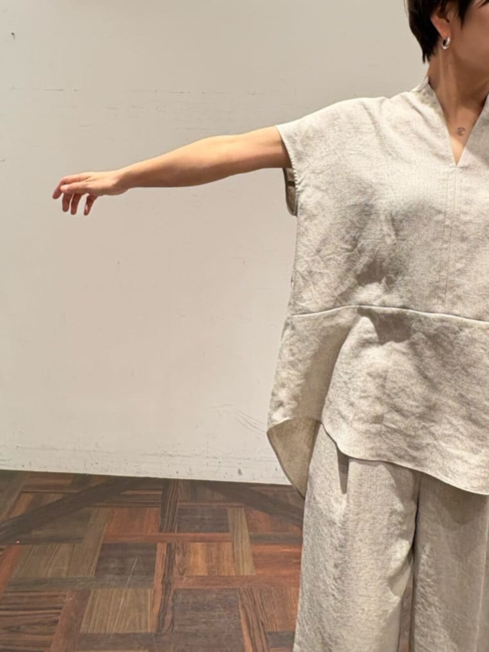 ブラック系のトートバッグ、ベージュ系のその他パンツ、ベージュ系のシャツ/ブラウスを着用したレディースの春コーディネートの7枚目の写真