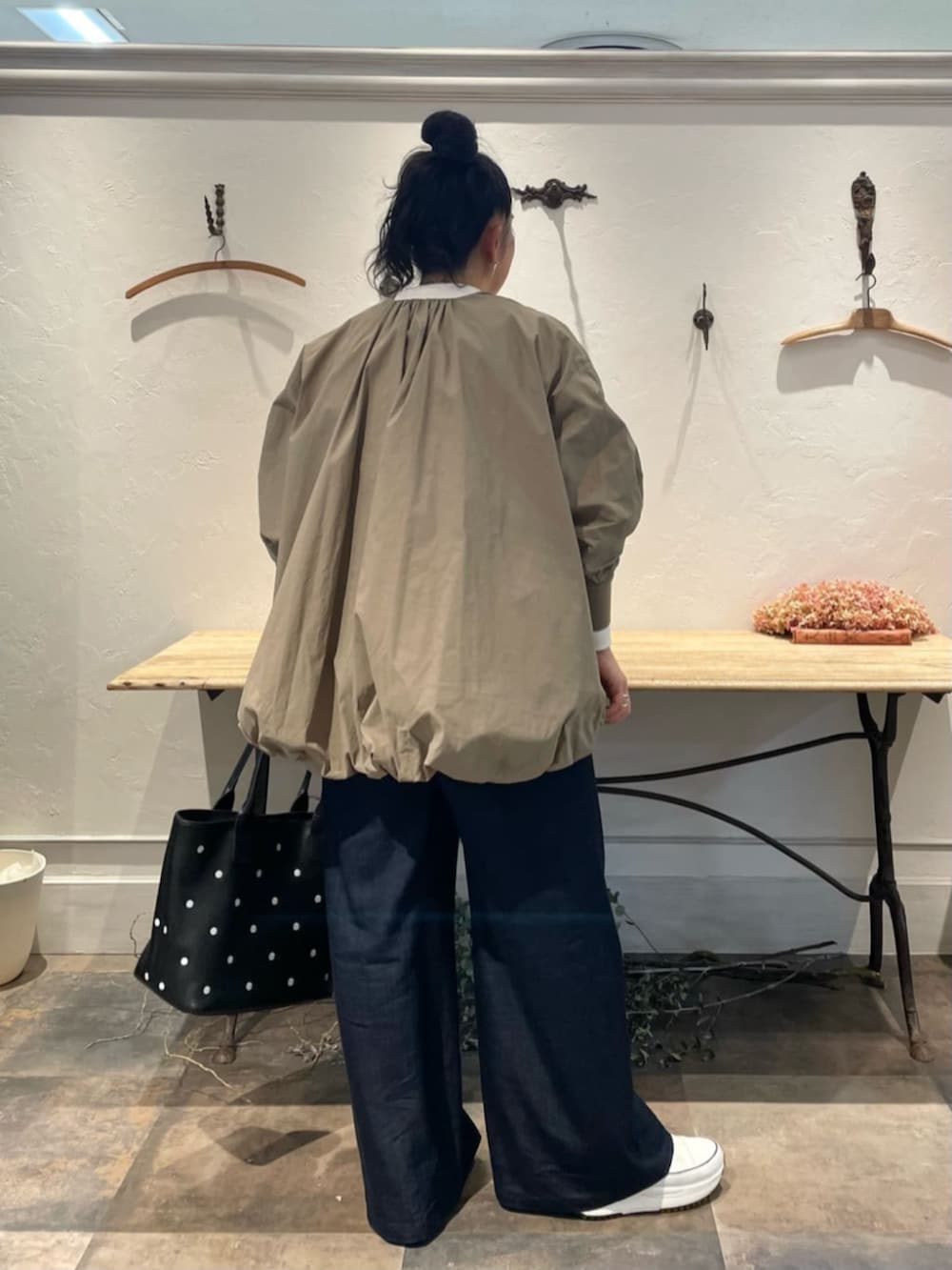 ブルー系のその他パンツ、ホワイト系のTシャツ/カットソー、ブラック系のトートバッグを着用したレディースの春コーディネートの4枚目の写真