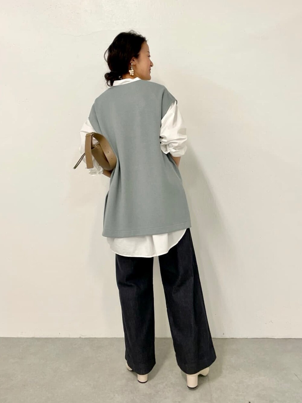 グリーン系のTシャツ/カットソー、ブルー系のデニムパンツを着用したレディースの夏コーディネートの3枚目の写真