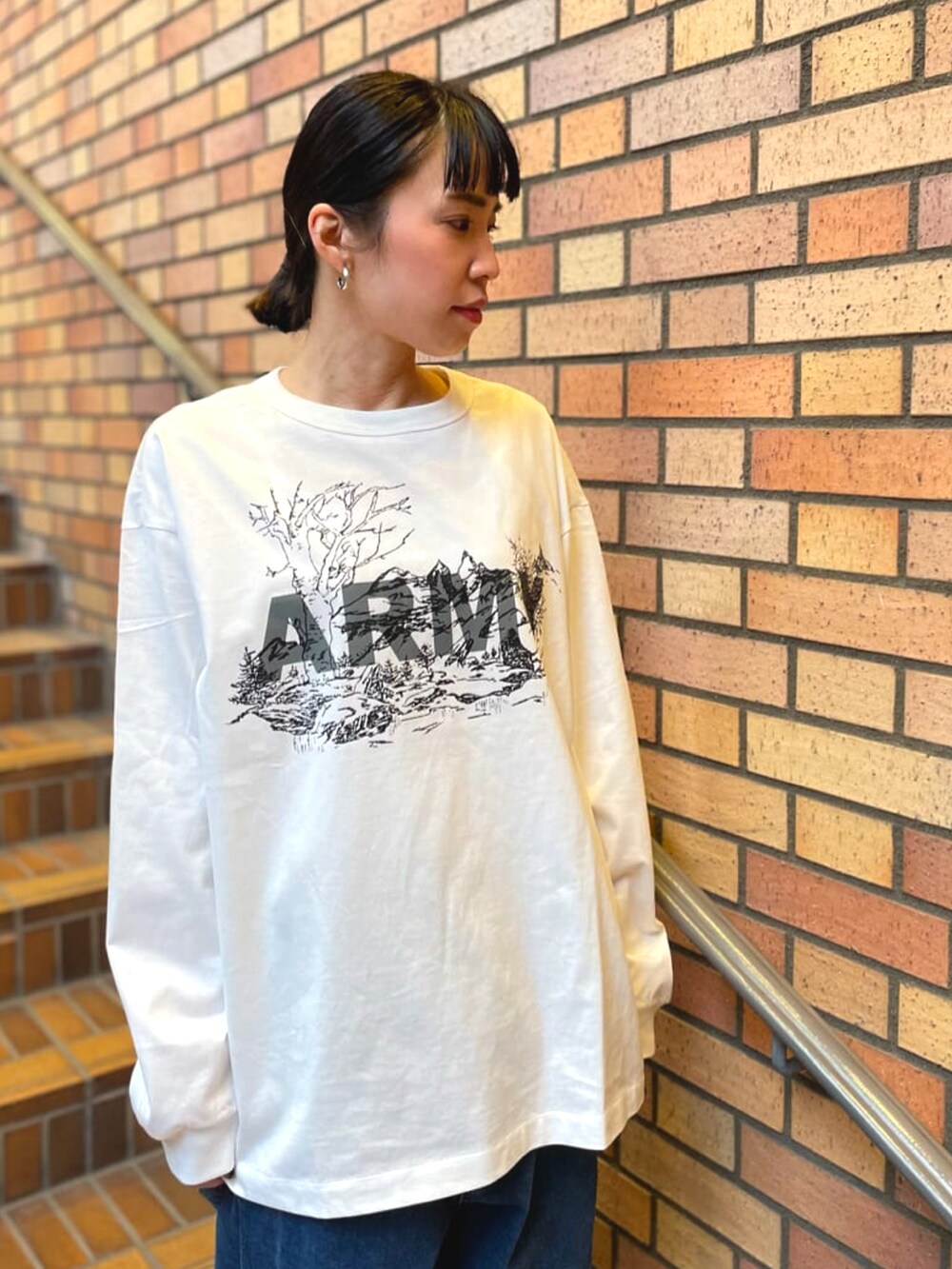 ホワイト系のTシャツ/カットソー、ブルー系のその他パンツ、イエロー系のトートバッグを着用したレディースの冬コーディネートの2枚目の写真