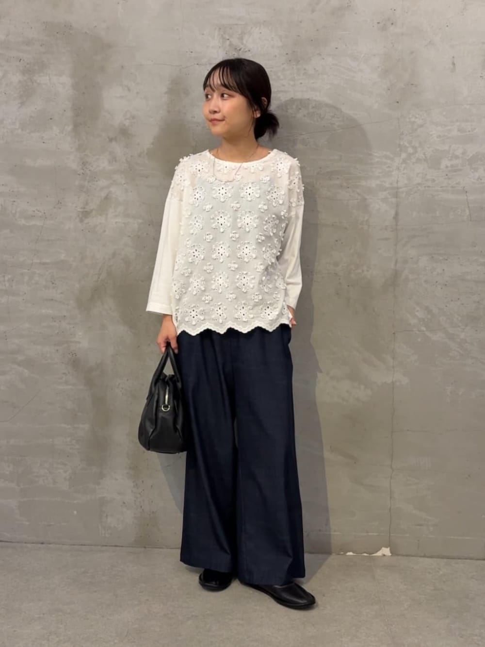 ブルー系のその他パンツ、ホワイト系のTシャツ/カットソーを着用したレディースの夏コーディネートの9枚目の写真