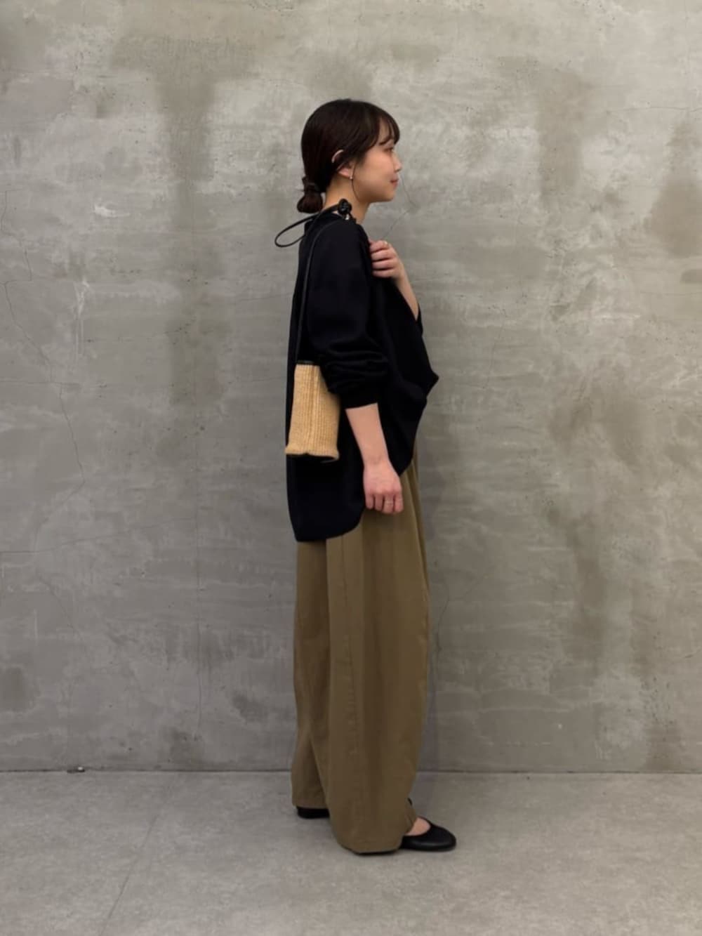 ブラック系のシャツ/ブラウスを着用したレディースの冬コーディネートの5枚目の写真