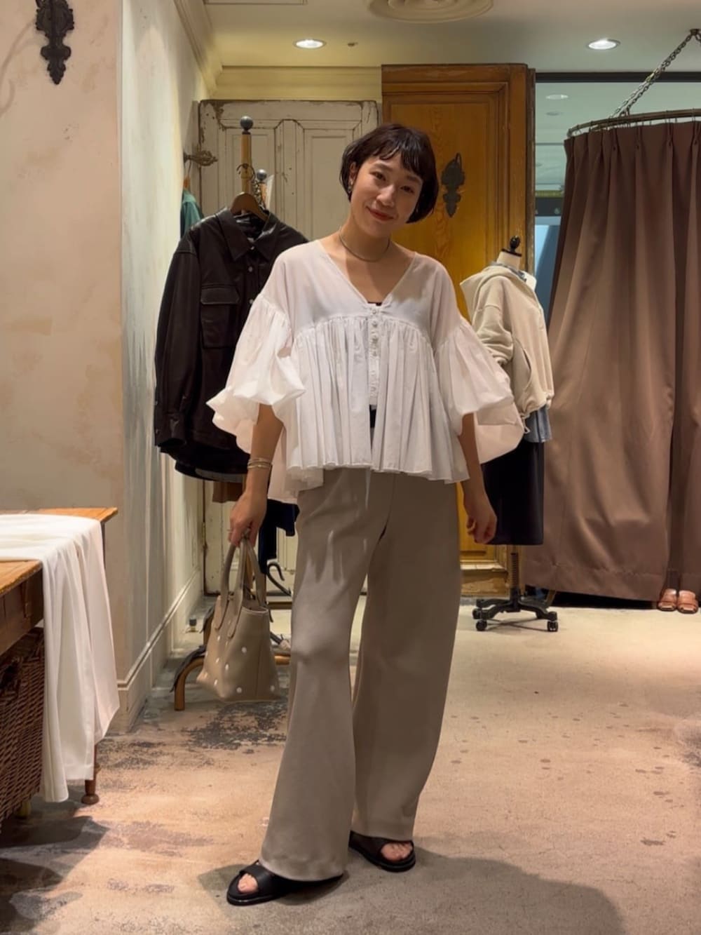 ベージュ系のその他パンツ、ホワイト系のシャツ/ブラウスを着用したレディースの冬コーディネートの2枚目の写真